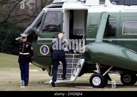 Washington, Stati Uniti. 21st Jan 2022. Il Presidente degli Stati Uniti Joe Biden parte dalla Casa Bianca per Camp David a Washington il 21 gennaio 2022. Foto di Yuri Gripas/Pool/Sipa USA Credit: Sipa USA/Alamy Live News Foto Stock