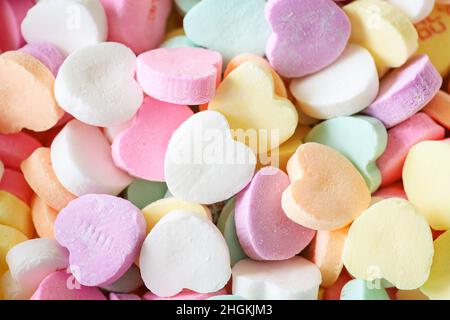 Colorato mucchio di cuori di caramelle pastello per San Valentino. Foto Stock