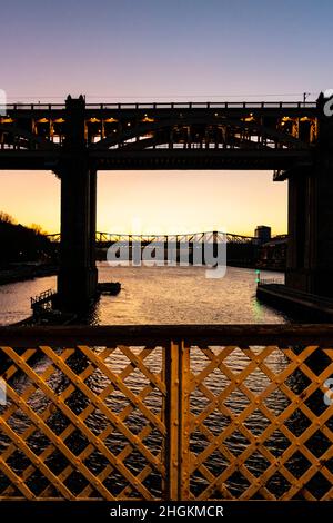 Ponte di alto livello e banchina di notte a Newcastle on Tyne, Regno Unito Foto Stock