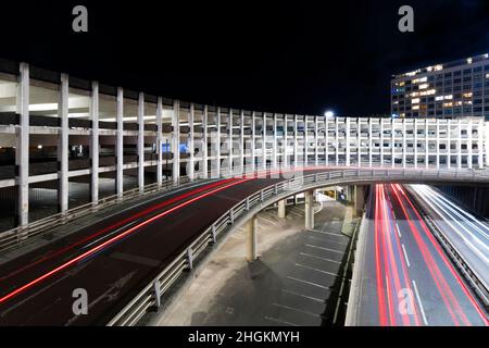 Sentieri leggeri dal traffico su strada vicino al parcheggio a più piani Manors di notte a Newcastle on Tyne, Regno Unito Foto Stock