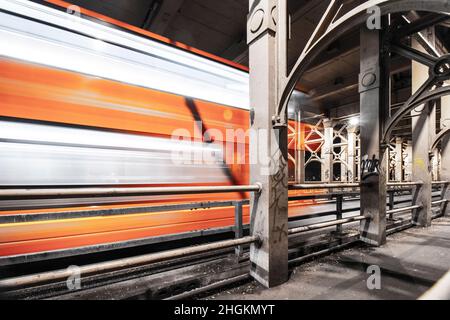 Lunga esposizione offuscato autobus sul ponte di notte a Newcastle su Tyne, Regno Unito Foto Stock
