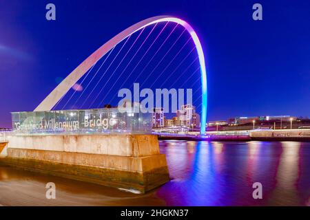 Il ponte del millennio che si affaccia di notte a Gateshead sul fiume Tyne Foto Stock
