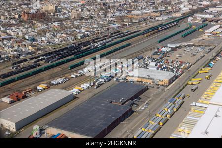 03 Aprile 2021 Newark NJ USA: I camion in magazzino logistica scaricano o caricano il carico con magazzino del negozio Shop Rite Foto Stock