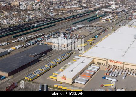 03 Aprile 2021 Newark NJ USA: Un camion Shop-Rite vicino al magazzino di deposito con camion in magazzino logistica fanno scarico o carico di carico Foto Stock