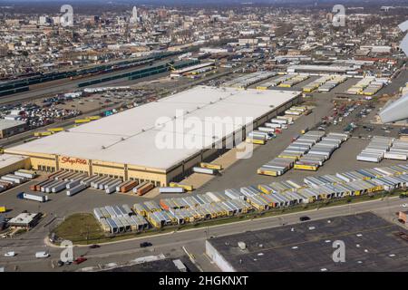 03 Aprile 2021 Newark NJ USA: Magazzino ShopRite con camion in magazzino logistica fare scarico o carico di carico Foto Stock