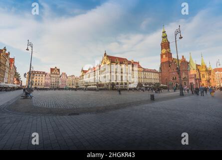 Vista panoramica della Piazza del mercato con il nuovo e vecchio municipio - Breslavia, Polonia Foto Stock