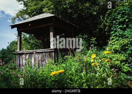 Nel giardino del museo Fruitlands si trova un pozzo coperto di legno. Harvard, Massachusetts Foto Stock