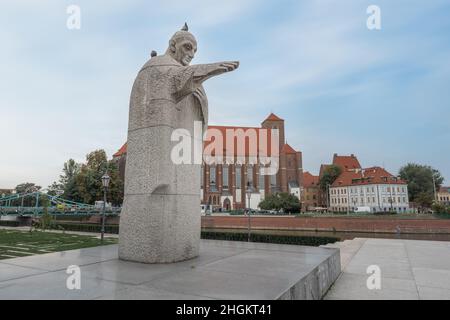 Statua di Papa Giovanni XXI e Chiesa di Santa Maria sul Sand e Oder River a Cathedral Island (Ostrow Tumski) - Breslavia, Polonia Foto Stock