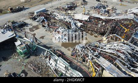 Trumann, Stati Uniti d'America. 20 Gennaio 2022. Vista aerea degli edifici distrutti dai tornado di dicembre che hanno attraversato la regione durante un'indagine della zona, 20 gennaio 2022 a Trumann, Arkansas. Credit: Daniel Rojas/U.S.A. Army/Alamy Live News Foto Stock