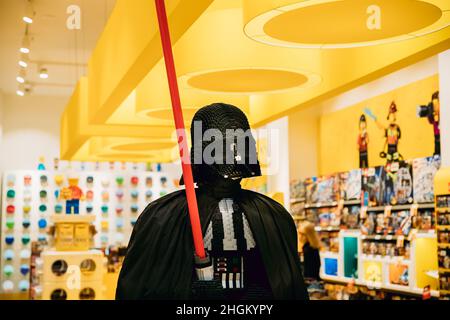 Statua di Darth Vader di Star Wars assemblata da Lego in Lego Store Foto Stock