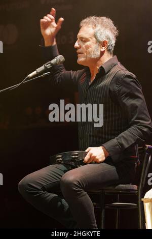 Madrid, Spagna. 21st Jan 2022. Carlos Tarque, membro di M-Clan, offre un concerto acustico al Teatro Circo nell'ambito del festival Inverfest 2022. Credit: SOPA Images Limited/Alamy Live News Foto Stock