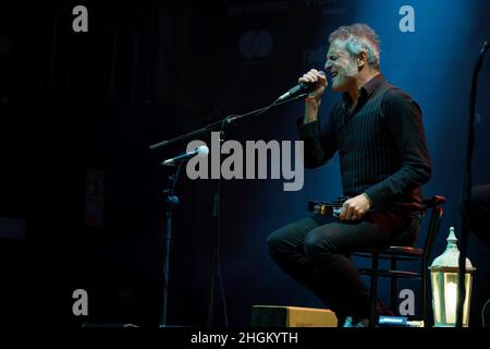 Madrid, Spagna. 21st Jan 2022. Carlos Tarque, membro di M-Clan, offre un concerto acustico al Teatro Circo nell'ambito del festival Inverfest 2022. Credit: SOPA Images Limited/Alamy Live News Foto Stock