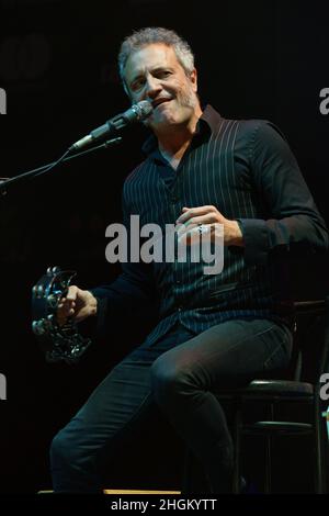 Madrid, Spagna. 21st Jan 2022. Carlos Tarque, membro di M-Clan, offre un concerto acustico al Teatro Circo nell'ambito del festival Inverfest 2022. Credit: SOPA Images Limited/Alamy Live News Foto Stock