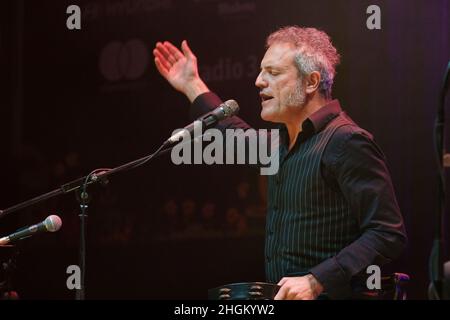 Madrid, Spagna. 21st Jan 2022. Carlos Tarque, membro di M-Clan, offre un concerto acustico al Teatro Circo nell'ambito del festival Inverfest 2022. Credit: SOPA Images Limited/Alamy Live News Foto Stock