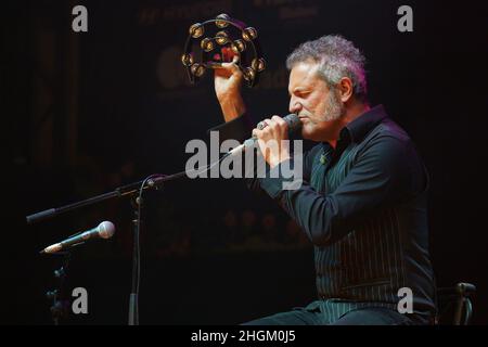 Madrid, Spagna. 21st Jan 2022. Carlos Tarque, membro di M-Clan, offre un concerto acustico al Teatro Circo nell'ambito del festival Inverfest 2022. (Foto di Atilano garcia/SOPA Images/Sipa USA) Credit: Sipa USA/Alamy Live News Foto Stock