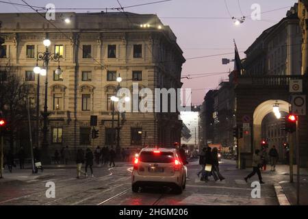 Milano, Italia. 21st Jan 2022. (INT) l'aumento della variante Omicron pone le regioni italiane nella zona arancione. 21 gennaio 2022, Milano, Italia. Movimento di persone nella zona di Piazza Duomo a Milano, venerdì (21). Con l'aumento della variante Omicron nel paese, diverse regioni stanno adottando nuove misure per contenere il contagio del Covid-19. E la Lombardia può passare alla zona arancione in pochi giorni. (Credit Image: © Josi Donelli/TheNEWS2 via ZUMA Press Wire) Credit: ZUMA Press, Inc./Alamy Live News Foto Stock