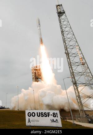 Cape Canaveral, Stati Uniti. 21st Jan 2022. Un razzo United Launch Alliance Atlas 5 viene lanciato dal PAD 41 alla Stazione spaziale Cape Canaveral. La missione USSF 8 trasporta il quinto e il sesto satellite per il Geosynchronous Space Situational Awareness Program (GSSAP) della forza spaziale statunitense, progettato per aiutare la pista militare e osservare gli oggetti in orbita geosincrona. (Foto di Paul Hennessy/SOPA Images/Sipa USA) Credit: Sipa USA/Alamy Live News Foto Stock