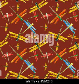 Acquerello libellule disegnate a mano con pattern senza cuciture su sfondo rosso. Design per tessuti, copertine, sfondi e imballaggi. Psichedelico trendy Foto Stock