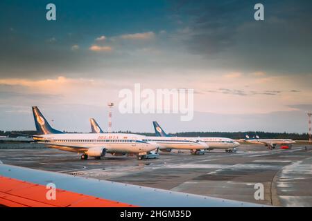 Minsk, Bielorussia. Velivoli aerei della compagnia aerea Belavia Stand presso l'aeroporto nazionale di Minsk - Minsk-2 Terminal in autunno Foto Stock