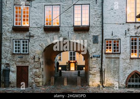 Riga, Lettonia. Swedish Gate Gates è Un famoso punto di riferimento. Vecchio arco della porta Svedese nello stato originale in via Troksnu nella città vecchia. Monumento culturale. Foto Stock