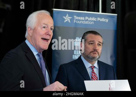 Austin, Texas, Stati Uniti. 21st Jan 2022. I senatori degli Stati Uniti JOHN CORNYN, l, ed il senatore TED CRUZ, r, del Texas parla alla stampa dopo la loro apparizione alla conferenza politica della Fondazione pubblica di politica del Texas ad Austin. Entrambi i senatori prevedono grandi guadagni repubblicani nelle elezioni di medio termine di quest'autunno. (Credit Image: © Bob Daemmrich/ZUMA Press Wire) Credit: ZUMA Press, Inc./Alamy Live News Foto Stock