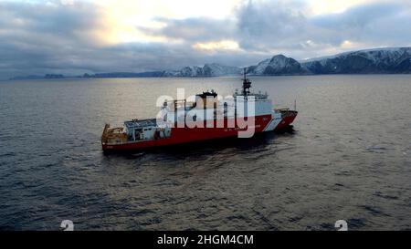 Baffin Bay, Groenlandia. 16 Settembre 2021. Il Cutter Healy della Guardia Costiera degli Stati Uniti in corso a Baffin Bay durante un dispiegamento artico a sostegno della ricerca oceanografica 16 settembre 2021 vicino alla Groenlandia. Credit: CPO Matt Masaschi/US Coast Guard Photo/Alamy Live News Foto Stock