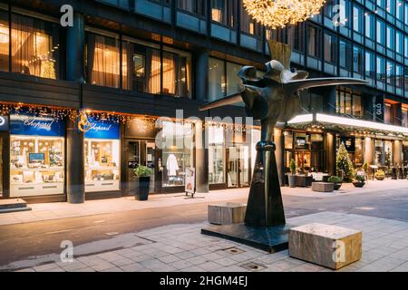 Helsinki, Finlandia. Monumento al dolciario finlandese Karl Fazer, fondatore della famosa pasticceria Fazer in via Kluuvikatu in illuminazione serale Foto Stock