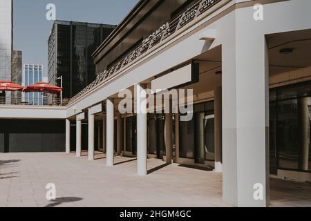 Cartello vuoto lightbox appeso all'aperto sulla strada Foto Stock