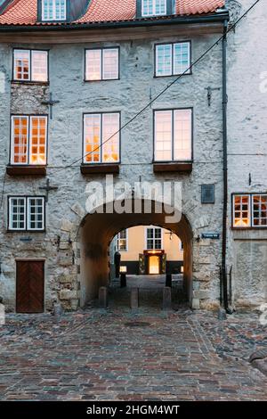 Riga, Lettonia. Swedish Gate Gates è Un famoso punto di riferimento. Vecchio arco della porta Svedese nello stato originale in via Troksnu nella città vecchia. Monumento culturale. Foto Stock