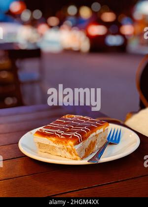 Torta tradizionale turca Dessert Trilece o tre torta al latte verticale Foto Stock