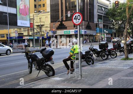 Curitiba, Parana, Brasile. 21st Jan 2022. (INT) Curitiba mantiene la bandiera gialla a causa dell'aumento dei casi di Covid. 21 gennaio 2022, Curitiba, Parana, Brasile: Movimento di persone nel centro di Curitiba Venerdì (21). Il municipio ha deciso di mantenere la bandiera gialla per un'altra settimana e raccomanda alle aziende di mantenere i propri dipendenti a casa a causa dell'aumento dei casi per conto della variante omicron. (Credit Image: © Edson De Souza/TheNEWS2 via ZUMA Press Wire) Credit: ZUMA Press, Inc./Alamy Live News Foto Stock