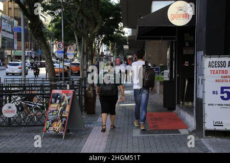 Curitiba, Parana, Brasile. 21st Jan 2022. (INT) Curitiba mantiene la bandiera gialla a causa dell'aumento dei casi di Covid. 21 gennaio 2022, Curitiba, Parana, Brasile: Movimento di persone nel centro di Curitiba Venerdì (21). Il municipio ha deciso di mantenere la bandiera gialla per un'altra settimana e raccomanda alle aziende di mantenere i propri dipendenti a casa a causa dell'aumento dei casi per conto della variante omicron. (Credit Image: © Edson De Souza/TheNEWS2 via ZUMA Press Wire) Credit: ZUMA Press, Inc./Alamy Live News Foto Stock