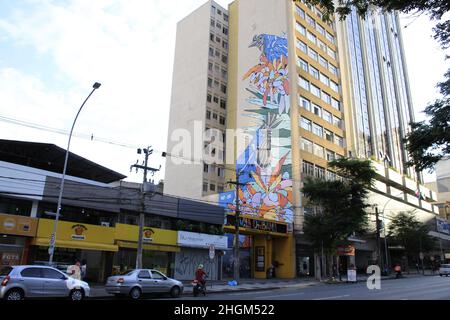Curitiba, Parana, Brasile. 21st Jan 2022. (INT) Curitiba mantiene la bandiera gialla a causa dell'aumento dei casi di Covid. 21 gennaio 2022, Curitiba, Parana, Brasile: Movimento di persone nel centro di Curitiba Venerdì (21). Il municipio ha deciso di mantenere la bandiera gialla per un'altra settimana e raccomanda alle aziende di mantenere i propri dipendenti a casa a causa dell'aumento dei casi per conto della variante omicron. (Credit Image: © Edson De Souza/TheNEWS2 via ZUMA Press Wire) Credit: ZUMA Press, Inc./Alamy Live News Foto Stock