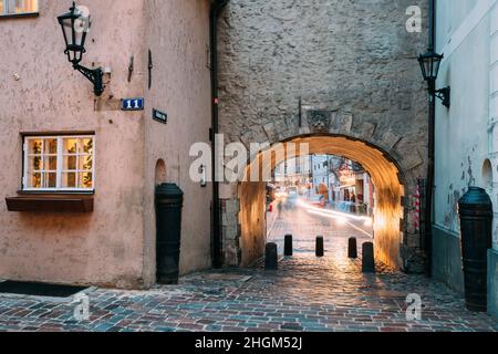 Riga, Lettonia. Swedish Gate Gates è Un famoso punto di riferimento. Vecchio arco della porta Svedese nello stato originale in via Troksnu nella città vecchia. Monumento culturale. Foto Stock