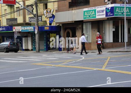 Curitiba, Parana, Brasile. 21st Jan 2022. (INT) Curitiba mantiene la bandiera gialla a causa dell'aumento dei casi di Covid. 21 gennaio 2022, Curitiba, Parana, Brasile: Movimento di persone nel centro di Curitiba Venerdì (21). Il municipio ha deciso di mantenere la bandiera gialla per un'altra settimana e raccomanda alle aziende di mantenere i propri dipendenti a casa a causa dell'aumento dei casi per conto della variante omicron. (Credit Image: © Edson De Souza/TheNEWS2 via ZUMA Press Wire) Credit: ZUMA Press, Inc./Alamy Live News Foto Stock