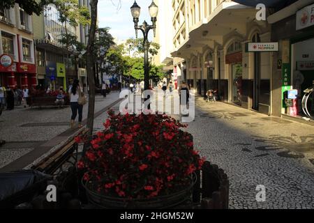 Curitiba, Parana, Brasile. 21st Jan 2022. (INT) Curitiba mantiene la bandiera gialla a causa dell'aumento dei casi di Covid. 21 gennaio 2022, Curitiba, Parana, Brasile: Movimento di persone nel centro di Curitiba Venerdì (21). Il municipio ha deciso di mantenere la bandiera gialla per un'altra settimana e raccomanda alle aziende di mantenere i propri dipendenti a casa a causa dell'aumento dei casi per conto della variante omicron. (Credit Image: © Edson De Souza/TheNEWS2 via ZUMA Press Wire) Credit: ZUMA Press, Inc./Alamy Live News Foto Stock