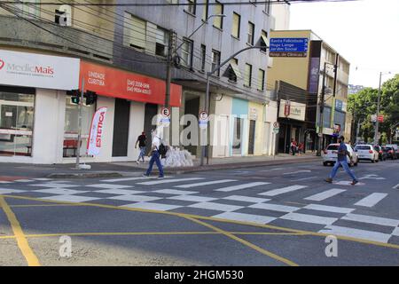 Curitiba, Parana, Brasile. 21st Jan 2022. (INT) Curitiba mantiene la bandiera gialla a causa dell'aumento dei casi di Covid. 21 gennaio 2022, Curitiba, Parana, Brasile: Movimento di persone nel centro di Curitiba Venerdì (21). Il municipio ha deciso di mantenere la bandiera gialla per un'altra settimana e raccomanda alle aziende di mantenere i propri dipendenti a casa a causa dell'aumento dei casi per conto della variante omicron. (Credit Image: © Edson De Souza/TheNEWS2 via ZUMA Press Wire) Credit: ZUMA Press, Inc./Alamy Live News Foto Stock