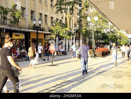 Curitiba, Parana, Brasile. 21st Jan 2022. (INT) Curitiba mantiene la bandiera gialla a causa dell'aumento dei casi di Covid. 21 gennaio 2022, Curitiba, Parana, Brasile: Movimento di persone nel centro di Curitiba Venerdì (21). Il municipio ha deciso di mantenere la bandiera gialla per un'altra settimana e raccomanda alle aziende di mantenere i propri dipendenti a casa a causa dell'aumento dei casi per conto della variante omicron. (Credit Image: © Edson De Souza/TheNEWS2 via ZUMA Press Wire) Credit: ZUMA Press, Inc./Alamy Live News Foto Stock