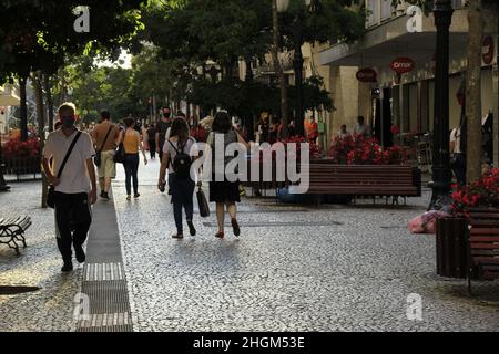 Curitiba, Parana, Brasile. 21st Jan 2022. (INT) Curitiba mantiene la bandiera gialla a causa dell'aumento dei casi di Covid. 21 gennaio 2022, Curitiba, Parana, Brasile: Movimento di persone nel centro di Curitiba Venerdì (21). Il municipio ha deciso di mantenere la bandiera gialla per un'altra settimana e raccomanda alle aziende di mantenere i propri dipendenti a casa a causa dell'aumento dei casi per conto della variante omicron. (Credit Image: © Edson De Souza/TheNEWS2 via ZUMA Press Wire) Credit: ZUMA Press, Inc./Alamy Live News Foto Stock