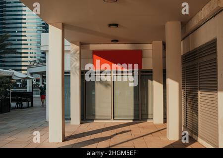 Cartello vuoto lightbox appeso all'aperto sulla strada Foto Stock