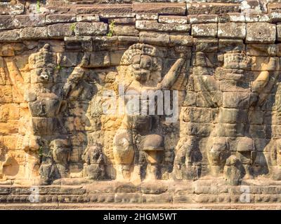 Creature simili a uccelli e figure a testa di leone sulla terrazza dell'elefante ad Angkor Thom - Siem Reap, Cambogia Foto Stock