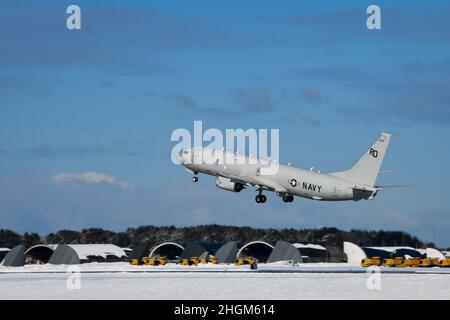 MISAWA, Giappone (Gen. 21, 2022) – un P-8A Poseidon, assegnato ai "Golden Swordsmen" di Patrol Squadron (VP) 47, lancia alla base aerea di Misawa. VP-47 è attualmente distribuito a NAF Misawa, Giappone che conduce le operazioni di pattugliamento marittimo e ricognizione e di copertura teatrale all'interno della flotta USA 7th (C7F) area di operazioni a sostegno degli obiettivi di comando Commander, Task Force 72, C7F e Stati Uniti Indo-Pacific in tutta la regione. (STATI UNITI Foto Navy di Mass Communication Specialist 3rd Class Benjamin Ringers) Foto Stock