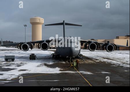 Gli airmen assegnati al gruppo di manutenzione 911th preparano un C-17 Globemaster III per un motore speciale che gira dopo averlo trainato dall'hangar a due vani sulla linea di volo la stazione di riserva aerea dell'aeroporto internazionale di Pittsburgh, Pennsylvania, gennaio 20 2022. Dopo essere stato nell'hangar per un periodo di tempo prolungato, l'aeromobile deve subire una corsa speciale del motore per bruciare l'olio in eccesso usato per conservare i motori durante il suo periodo di immagazzinamento. (STATI UNITI Air Force foto di Joshua J. Seybert) Foto Stock