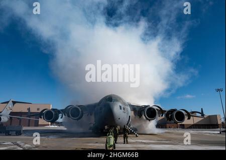 Gli airmen assegnati al gruppo di manutenzione 911th conducono una disconservazione di motore corsa su un C-17 Globemaster III alla stazione di riserva aerea dell'aeroporto internazionale di Pittsburgh, Pennsylvania, 21 gennaio 2022. La corsa di deconservazione è stata condotta per bruciare l'olio in eccesso che è stato usato per contribuire a preservare i motori dell'aeromobile a causa di spendere un periodo di tempo esteso all'interno dell'hangar mentre riceve un lavaggio dell'aeromobile, la rigenerazione e la manutenzione delle celle a combustibile. (STATI UNITI Air Force foto di Joshua J. Seybert) Foto Stock