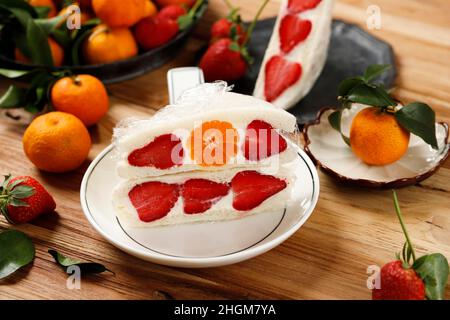 Panino con syle di frutta dolce giapponese con fragola e arancia. Dolce fatto in casa colazione estiva Ichigo frutta Sando Foto Stock