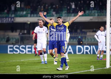 Verona, Italy, 21 January, 2022. Davide Faraoni defender for Hellas Verona reacts during the Serie A football match between Hellas Verona FC and Bologna FC. Credit: Stefano Nicoli/Speed Media/Alamy Live News Foto Stock