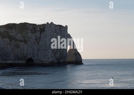 Etretat, Francia. 21 Dic, 2021.Etretat, la città e le sue scogliere calcaree a Etretat, Francia Foto Stock