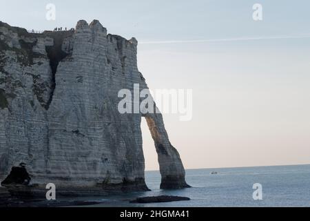 Etretat, Francia. 21 Dic, 2021.Etretat, la città e le sue scogliere calcaree a Etretat, Francia Foto Stock