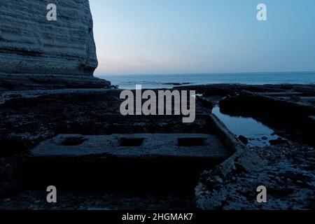 Etretat, Francia. 21 Dic, 2021.Etretat, la città e le sue scogliere calcaree a Etretat, Francia Foto Stock