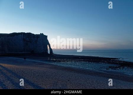 Etretat, Francia. 21 Dic, 2021.Etretat, la città e le sue scogliere calcaree a Etretat, Francia Foto Stock